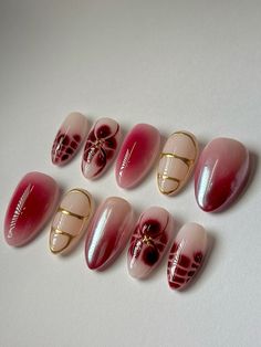 Artist: nailzbyneesha Red Press On Nail Designs, Red Nail Inspo Design, Red Fairy Nails, Red Gold Nail Art, Red And Gold Nails Design, Red Gold Nails Design, Nails Gold And Red, Nail Designs Red And Gold, Red And Gold Nails Ideas