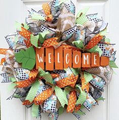 Easter Wreath with carrot sign that says welcome. Carrot Wreath, Wreath Burlap, Wreath Easter, Wreaths Diy, Bunny Crafts, Welcome Wreath, Wreath Crafts