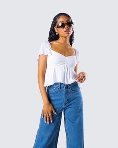 The kind of top that will immediately turn you into a sweetheart 😌 With a flowy design, ruffle sleeves, and ruched front detailing - this babydoll top made from gauze fabric is the perfect summertime staple 🤍 Cute White Tops With Jeans, White Tops For Women Simple, Cute Tops For Fall, Cute Flowy Tops, Baby Doll Top Outfit, Cute Tops With Jeans, Cute Tops For School, Nice Shirts For Women, White Top And Jeans Outfit