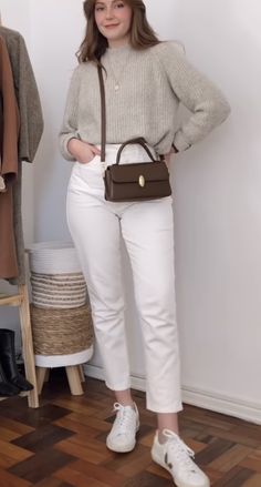 White Jeans Office Outfit, Fall Outfits White Jeans, White Jeans Outfit Winter, White Tshirt Outfit, Petite Style Outfits, Outfits Con Jeans, Pants Outfit Fall, Casual College Outfits