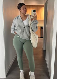 Chubby Gym Outfit, Plus Size Workout Aesthetic, How To Style Green Leggings, Athletic Outfits Plus Size, Midsize Gym Outfits, Gym Outfit Plus Size, Plus Size Workout Outfits