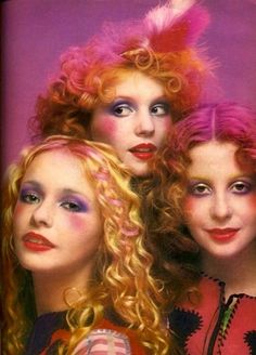 three women with curled hair, purple and silver smoky eyeshadow, red blush and red lips 70s Women Aesthetic, Barry Lategan, Charlotte Martin, Rock Makeup, 70s Makeup, Drag Make-up, 70s Glam, Three Women, Vogue Uk