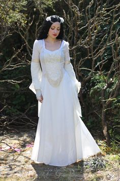 Lady of Shalott dress - Pre Raphaelite Waterhouse Inspired Medieval Pagan Wedding Dress by SuperstitchiousCo on Etsy https://www.etsy.com/uk/listing/233497293/lady-of-shalott-dress-pre-raphaelite Ophelia Dress, Ren Faire Outfits, Etsy Wedding Dress, Pre Raphaelite