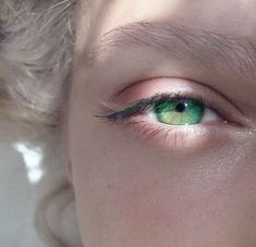 Blonde Doctor Aesthetic, Green Eyes White Hair, Green Eye Aesthetic, Chartreuse Eyes, Pale Green Eyes, Green Blue Eyes, Sectoral Heterochromia, Blonde Green Eyes, Silver Eyes