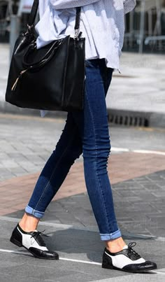 oxfords, cuffed denim, oversized chambray shirt, leather tote...Step out in style! Black And White Oxford Shoes Outfit, White Oxford Shoes Outfit, Black And White Oxford Shoes, Vans Shoes Outfit, White Oxford Shoes, Oxfords Outfit, How To Wear Vans, Oxford Shoes Outfit, White Oxford