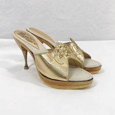 Vintage 50s Shoes Gold Polly Style Mules Wood Metal Heels Platform Sandals - Etsy Vintage Wedding Sandals For Summer, Vintage Heels With Wooden Open Heel, Vintage Gold Heels For Spring, Vintage Heels With Wooden Heel For Party, Vintage Gold Sandals For Evening, Vintage Gold Sandals For Formal Occasions, Vintage Party Heels With Wooden Heel, Vintage High Heels For Party, Elegant Gold Heels With Wooden Heel