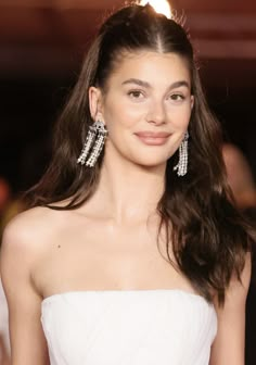 Nice Hairstyles For Medium Hair, Red Carpet Hairstyles For Long Hair, Opera Hairstyles, Camila Morrone Hair, Round Face Wedding Hairstyles, Met Gala Hairstyles, Special Event Hairstyles, Celebrity Wedding Hairstyles, Hairstyles For Strapless Dresses