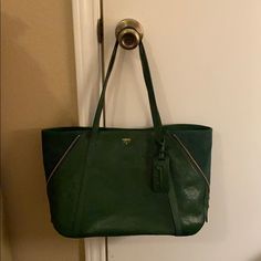 Slight Used. Clean Inside And Out. Smoke Free Home. Leather And Suade. Gold Hardware. Side Zippers Are Fake Pockets. They Do Not Zip Up. Fossil Bags, Green Gold, Green And Gold, Gold Hardware, Side Zipper, Fossil, Zip Ups, Bag Lady, Zipper