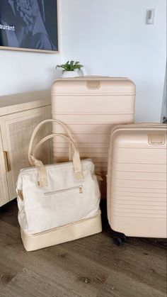 Beis Beige Luggage, Matching Suitcase Set, White Luggage Set, Suitcase And Carry On Set, Beige Luggage Aesthetic, Matching Luggage Sets, Black Beis Luggage, Suitcase Set Aesthetic, Travel Suitcase Aesthetic Airport