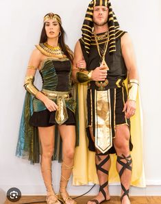 Queen Nefertiti Costume, Nefertiti Costume, Egyptian Goddess Costume, Cute Halloween Costume Ideas, Cleopatra Halloween, Best Couples Costumes, Cute Halloween Costume