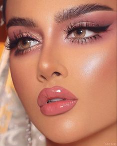 Gold Makeup Looks, Makeup Artist Logo, Baddie Makeup, Beautiful Lips, Bride Makeup, Gorgeous Makeup