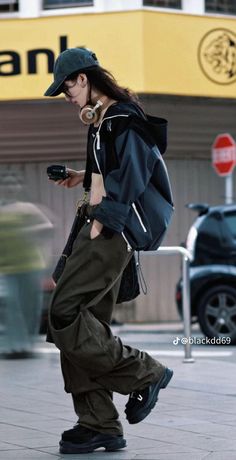 Tomboy Pfp, Tomboy Korean, Sportive Girl, Lilith 2, Chinese Fashion Street, Body Reference Poses, Baggy Clothes, Futuristic Fashion, Dynamic Poses