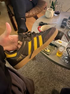 Adidas samba yellow brown Brown Samba Adidas, Adidas Samba Yellow, Brown Samba Outfit, Adidas Samba Brown, Yellow Brown Aesthetic, Yellow Sambas, Yellow Samba, Sambas Outfits, Brown Samba