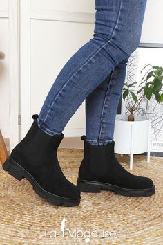 Cette saison encore les bottines chelsea remportent la palme du style pour satisfaire tous les styles. Stylish School Bags, Estilo Country, Pakistani Fashion Party Wear, Outfit Mujer, Minimalist Shoes, Trending Boots, Chelsea Boots Men, Girly Shoes, Classy Work Outfits