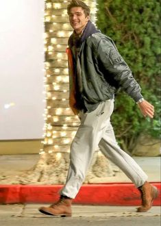 Jacob Elordi Style 2023, Jacob Elordi 2023, Mens Fasion 2023, Jacob Elordi Street Style, Jacob Elordi Style, Jacob Elordi Outfits, Coffee In London, Cat Rings, Craig Robinson