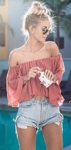 5 Off-The-Shoulder Tops to Add to Your Summer Collection | Her Campus | http://www.hercampus.com/style/5-shoulder-tops-add-your-summer-collection Mode Shoes, Mode Tips, Bright Sun, Estilo Hippie, Maxi Skirts, Off The Shoulder Top, Hippie Chic