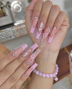 que opinan Nails Art Winter, Nails Art Simple, Nail Art 2022, Design Nails Art, Pink Bling Nails, Nail Art Winter, Nail Art Trendy, Nail Art 2023, Nail Art For Short Nails