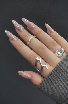 Nails aesthetic Aesthetic Silver Nails, Nails Asthetics Ideas, Silver Nails Aesthetic, Nails With Silver Design, Girly Coquette Aesthetic, Chrome Nails Silver, Silver Chrome Nails, Trendy Almond Nails, Bow Nail Designs