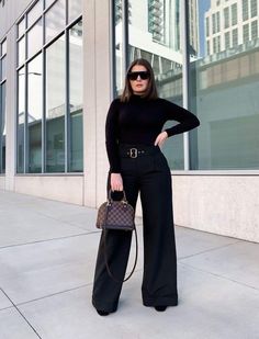 Black Pants Outfit Wide Leg, Trousers On Plus Size, Wide High Waist Pants Outfit, Trouser Outfits Winter, Wide Leg Pants Dressy Outfit, Wide Leg Jeans Outfit Chic, Modern Work Outfits Women Plus Size, Chic Work Outfit Plus Size, Mid Size Wide Leg Pants