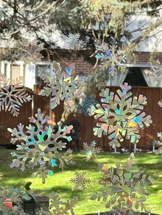 the snowflakes are hanging outside in the yard