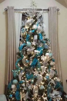 29 Blue Christmas Tree Ideas: Bringing Winter Magic Into Your Home - ReenaSidhu Teal Christmas Tree, Diy Snowman Decorations, Diy Snowman Ornaments, Teal Christmas, Christmas Tree Decorated, Turquoise Christmas, Diy Snowman