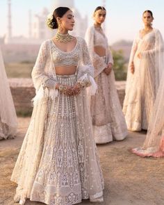 White Lengha Bridal, Indian Bridal Lehenga White, Bridal Lehenga White, White Indian Wedding Dress, Reception Lehengas, Indian Reception Outfit, Indian Wedding Reception Outfits, Falguni Shane Peacock