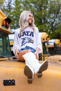 GSU game day - Georgia Southern Game Day Outfit - Georgia Southern Senior Pictures - Paulson Stadium - GSU Busses Georgia Fashion, Photography Senior Pictures, Football Season, Lifestyle Photography