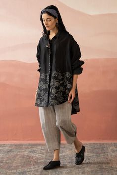 Shop for these amazing collections of Black Hand Woven 60gm Chanderi Block Printed Floral Gysi Shirt For Women by Swatti Kapoor online at Aza Fashions. Black Top Outfit Casual, Block Print Kurti Designs, Western Tops For Women, Short Kurti Designs, Black Top Outfit, Pleats Fashion, Printed Kurti Designs, Trendy Outfits Indian, Tunic Designs