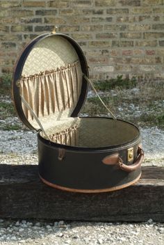 Round Suitcase, Cozy Things, Romantic Life, Old Suitcases, Vintage Suitcases, Vintage Suitcase, Vintage Luggage, Hat Boxes, Vintage Things