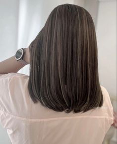 Hair Color 2023 For Short Hair, Classic Mid Length Hairstyles, Japanese Hair Highlights, Hairlights In Dark Hair, Rebonded Hairstyles Medium, Black Hair Highlights Short, Ash Beige Highlights On Dark Hair, Ash Brown Highlights On Black Hair, Korean Highlights Hair Color