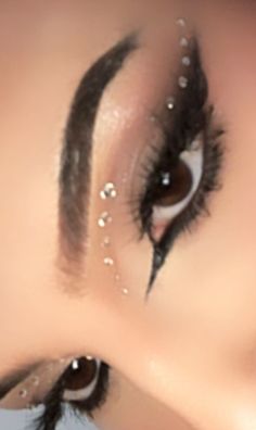 Prom Makeup Looks For Hooded Eyes, Concert Makeup Looks With Gems, Eyeliner Styles With Gems, Rhinestone Hairstyle Euphoria, Eye Makeup Ideas With Gems, Cute Liner Looks, Makeup With Zircons, Extra Makeup Looks Glitter