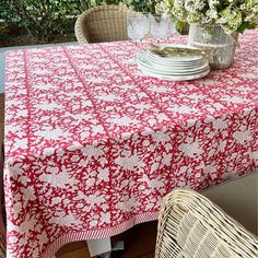 Tablecloth Size Chart, White Colour Scheme, Red Tablecloth, Festive Table Setting, White Tablecloth, Beautiful Table Settings, Tablecloth Sizes, White Table Cloth, Square Tablecloth