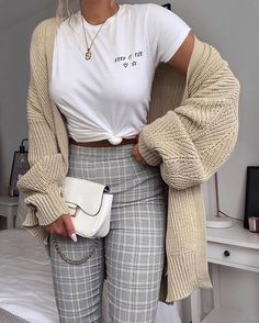 Pullover Outfit, Plaid Pants, Outfits Casual, Classy Outfits, White Shirt, Everyday Outfits