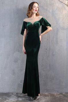 Fabric: Velvet. The fabric is comfortable for skin. Package Contents: : 1x Women Dress. Occasion: Whether you are dressing it for a wedding party, prom, evening party or any other occasions, this sophisticated dress will be your lovely partner. Green Velvet Long Dress, Velvet Green Gown, Green Velvet Evening Gown, Emerald Velvet Bridesmaid Dress, Emerald Green Velvet Bridesmaid Dresses, Velvet Bodycon Dress Long, Formal Dress Outfits For Women, Green Velvet Prom Dress, Velvet Bridesmaid Dresses Winter