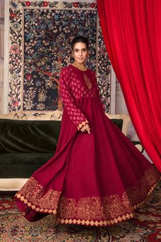 Beyond East Rhythmic Red Gold Luxury Prets 2022 Original brand suit fabric and photography lite diffrance in actual print. Gold Luxury, Ladies Clothing, Lawn Suits, Pakistani Actress, Shalwar Kameez, Suit Fabric, Pakistani Outfits, Best Brand, Red Gold