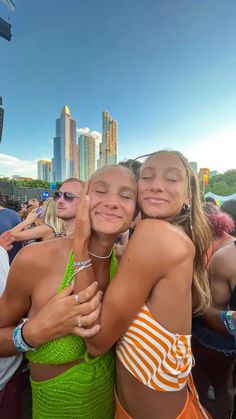 Acl Picture Ideas, Festival Pics Friends, Festival Poses With Friends, Lollapalooza Aesthetic, Festival Pictures Ideas, Lalapalooza Outfits, Lollapalooza Outfit Ideas