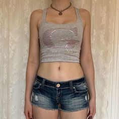 2000 Shorts Outfit, Low Rise Skirt Y2k, Low Rise Fashion, Low Waist Shorts Outfit Aesthetic, Mini Shorts Y2k Outfit, Short Denim Shorts Outfit Summer, Low Rise Mini Skirt Outfit 2000s, Low Rise Jorts Outfit, Mini Shorts Outfit Aesthetic