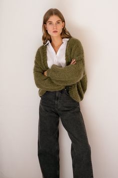 Mohair Bomber Cardigan Wardrobe Color, Spring Look, Chunky Knit Cardigan, Cardigan Outfits, Mode Inspo, Mode Inspiration, Balloon Sleeves, Fall Winter Outfits