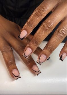 Short Outlined Nails, Black French Outline Nails, Black Mini French Nails, Nails For Big Hands, Short French Tip With Design, Short Nails For Black Women, Black Outline Nails, Black French Tip Nails Short, Sqaure Nails