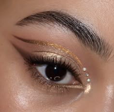 Eye Look With Pearls, Gold Leaf Eye Makeup, Gold Makeup Hooded Eyes, Gold And Pearl Makeup, Eye Shadow With Gems, New Years Eve Make Up, Gold And Silver Makeup, New Year Make Up, Golden Eye Shadow