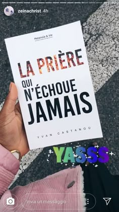 a person holding up a book in their hand with the title la prere du n'echoue jamais