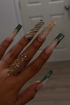 #naildesign Green Gold Christmas Nails, Green And Gold Christmas Nails, Winter Nails Green, Nails Green And Gold, Gold Christmas Nails, Gold Holiday Nails, Christmas Nail Designs Acrylic, Green Gold Christmas, Green And Gold Christmas