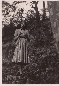 Vintage photo found in Sydney, Australia, 1940s Studio Pictures, Teenage Fashion Trending, 1950s Cocktail Dress, Gum Trees, Trees Photo, New Fashion Clothes, Penny Board, Deco Fashion, Vintage Fashion 1950s