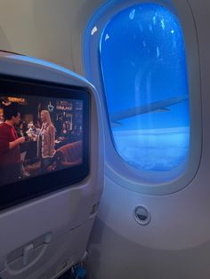 The window of the plane while watching friends on the screen Watching Friends Aesthetic, Trip Aesthetic Airplane, Watching Shows Aesthetic, Travel Aesthetic Friends, Watching Friends, Departures Board, Home Alone Movie, Plane Photos, Airport Aesthetic