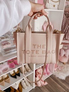 New Purses 2022, Best Luxury Bags 2022, 2023 Luxury Bag, The Tote Bag Leather Marc Jacobs, Cute Luxury Bags, Designer Mini Bags, Trendy Purses 2023, The Tote Bag Marc Jacobs Outfit, Leather Marc Jacobs Tote Bag