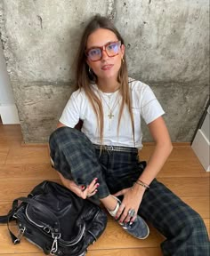 Crossbody Bag Street Style, Spain Street Style, Outfits Doc Martens, Leather Jacket Outfits Women, Jacket Outfits Women, Fall Leather Jacket, Bag Street Style, Basic Ootd, Doc Martens Outfits