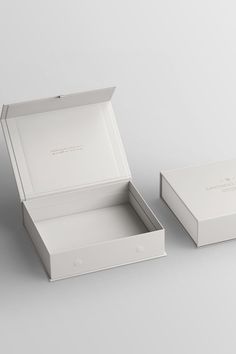 gold foil mailer box gift box design Luxury Apparel Packaging, Aesthetic Box Design, Luxury Packaging Design Boxes Branding, Clothes Packaging Design, High End Packaging, Luxury Brand Packaging, Photographer Packaging, Luxury Box Packaging