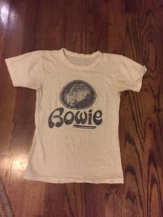 David Bowie Tshirt Outfit, Bowie Shirt, 70s T Shirts, Gift Inspo, Rock Tees, Shirt Store, David Bowie, Dream Clothes, Colorful Hoodies