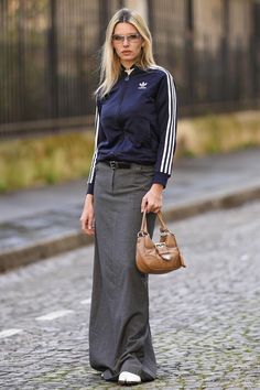 Adidas Track Pants Outfit, Outfit Tenis, Adidas Pants Outfit, Track Pants Outfit, Sport Chic, Midi Skirts, Street Style Inspiration, Minimalist Fashion