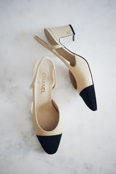 Chanel Slingback, Mode Chanel, Classy Shoes, Shoe Inspo, Aesthetic Shoes, Chanel Vintage, Elegant Shoes, Shoe Art, Slingback Heel